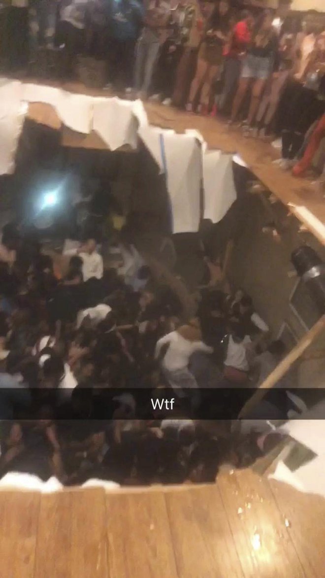 Številni so padli nadstropje nižje, v kletne prostore. Fotografija iz video posnetka enega udeležencev zabave. FOTO: AP