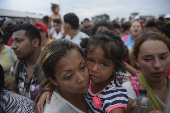 Številni Mehičani pomagajo migrantom s hrano, zatočiščem, tudi prevozi. FOTO: Oliver De Ros/AP