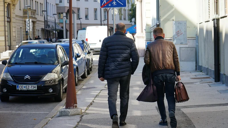 Fotografija: Janez Janša in zagovornik Franci Matoz odhajata s celjskega sodišča. FOTO: Brane Piano