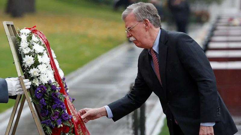 Fotografija: Ameriški svetovalec za nacionalno varnost John Bolton je v Moskvi obiskal tudi prizorišče umora opozicijskega politika Borisa Nemcova. Foto: Sergei Karpukhin/Reuters