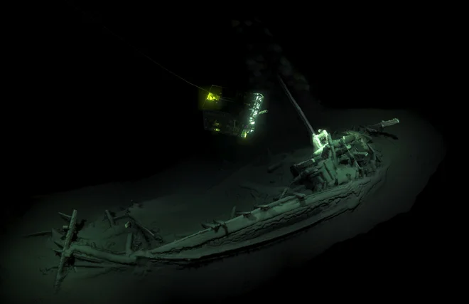 2400 let stara ladja leži na boku na globini 2000 metrov.&nbsp;<br />
FOTO: Black Sea MAP/EEF Expeditions/AFP