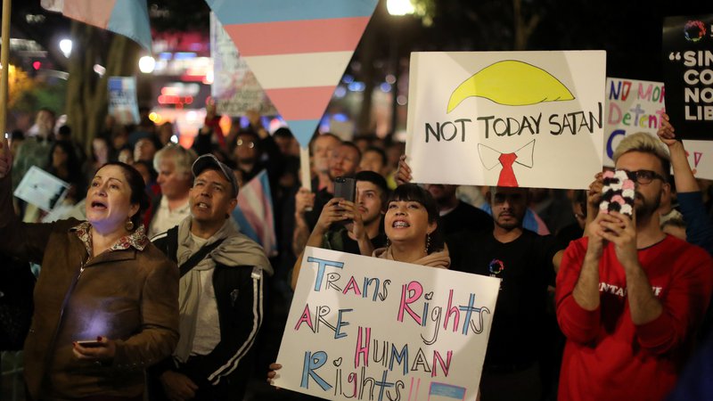 Fotografija: Namera vlade Donalda Trumpa, da bi omejila pravice transspolne skupnosti, je sprožila proteste. FOTO Reuters