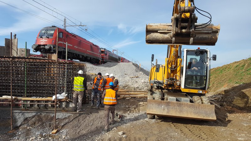 Fotografija: Direkcija za infrastrukturo je od leta 2014 v ceste vložila 841,8 milijona evrov, v železniško infrastrukturo pa 1,76 milijarde evrov. Foto Boris Šuligoj