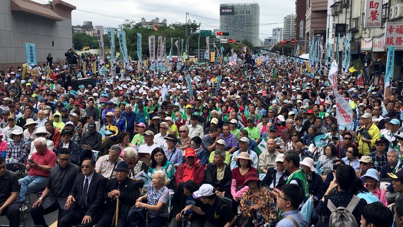 Fotografija: Na tisoče Tajvancev se je zbralo na ulicah Tajpeja in zahtevalo razpis referenduma o uradni neodvisnosti. FOTO: Reuters