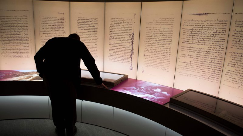 Fotografija: Dvorana Muzeja Biblije v Washingtonu s predstavitvijo Mrtvomorskih rokopisov je veljala za eno tamkajšnjih osrednjih atrakcij. FOTO: AFP