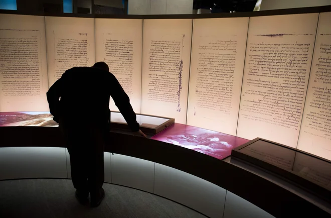 Dvorana Muzeja Biblije v Washingtonu s predstavitvijo Mrtvomorskih rokopisov je veljala za eno tamkajšnjih osrednjih atrakcij. FOTO: AFP