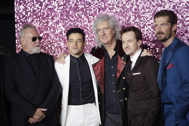 Pri nastajanju filma sta sodelovala kitarist originalne zasedbe Brian May (na sredini) in bobnar Roger Taylor (skrajno levo). FOTO: Tolga Akmen/AFP