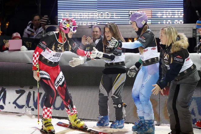 Takole je Kostelićeva v družbi smučarskih legend Pernille Wiberg in Tine Maze ter Renate Götschl pred dvema sezonama v svojem rodnem Zagrebu praznovala 50. obletnico svetovnega pokala. FOTO: Uroš Hočevar/Delo