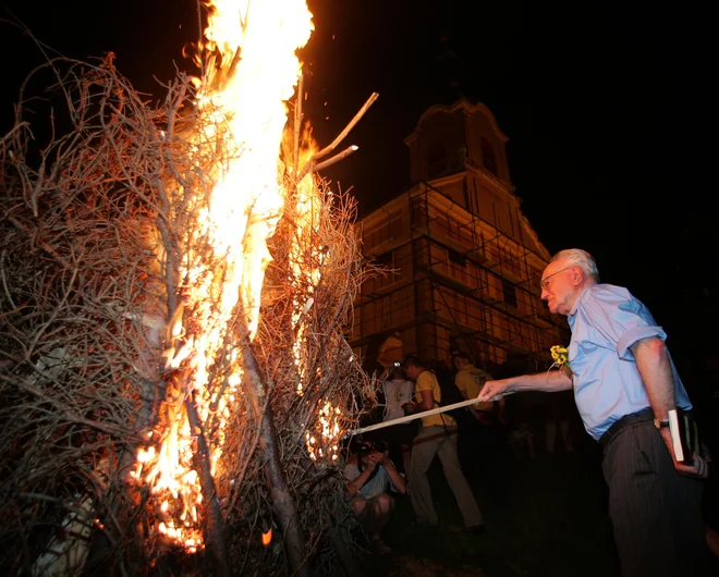 Leta 2005 je kot dobitnik Delovega kresnika za roman Nokturno za Primorsko prižgal kres na Rožniku. FOTO: Matej Družnik/Delo