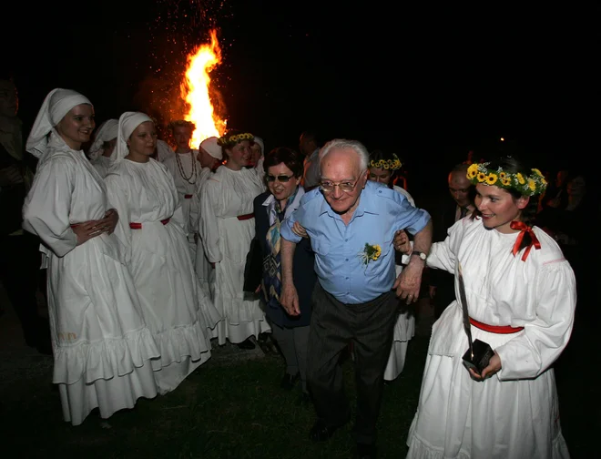 V družbi kresnic leta 2005 na Cankarjevem vrhu. FOTO: Matej Družnik/DELO