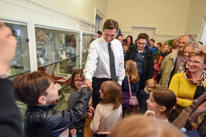 Največ zanimanja v »odprti« predsedniški palači je za predsednikovo pisarno in vitrino z darili z vsega sveta.<br />
Foto Nebojša Tejić