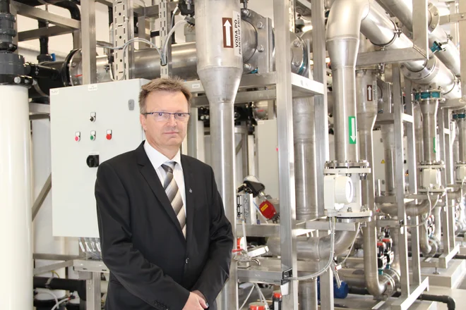 &raquo;Voda, očiščena po postopku ultrafiltracije je kakovostno vedno enaka in ni odvisna od sprememb kakovosti surove vode, ki se pri kraških izvirih lahko hitro spreminja,&laquo; pravi Antun Gašparac, direktor Hydrovoda. Foto Simona Fajfar