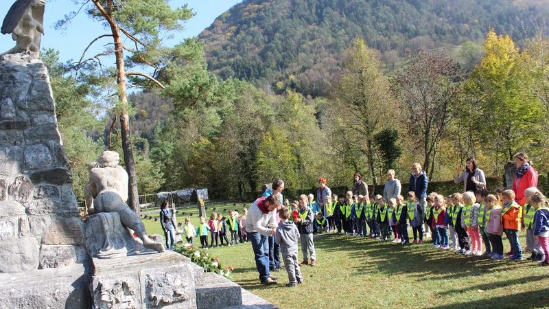 Fotografija: Na pokopališču na Ločah počiva več kot 6000 avstro-ogrskih vojakov. Foto Blaž Močnik