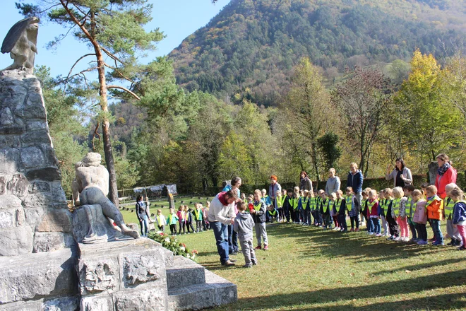 Na pokopališču na Ločah počiva več kot 6000 avstro-ogrskih vojakov. Foto Blaž Močnik