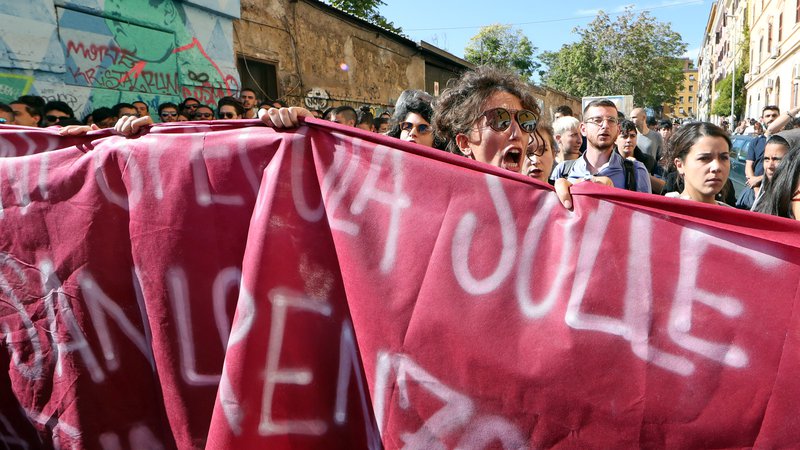 Fotografija: Ljudje protestirajo proti politiki Mattea Salvinija. FOTO: Alessandro Bianchi/Reuters