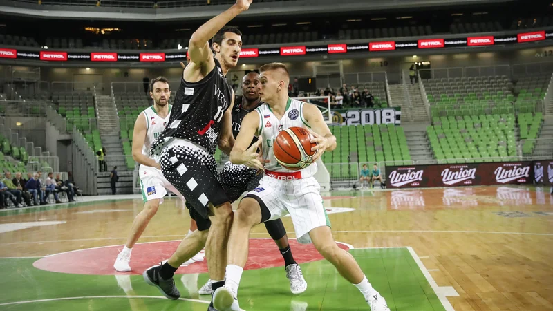 Fotografija: Blaž Mesiček (z žogo) je bil eden od Olimpijinih košarkarjev, ki so igrali kot duhovi. FOTO: Uroš Hočevar/Delo