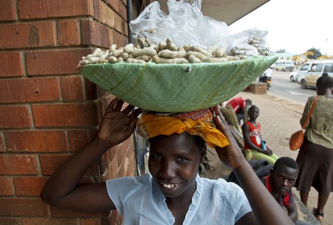 Na ulicah Kampale prodaja oreščke in sadje. FOTO AP