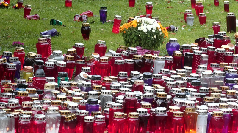 Slovenci smo rekorderji po prižiganju sveč. Tradicija, pravijo naši sogovorniki v anketi. FOTO: Dejan Javornik/Delo