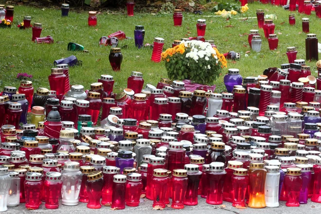 Slovenci smo rekorderji po prižiganju sveč. Tradicija, pravijo naši sogovorniki v anketi. FOTO: Dejan Javornik/Delo