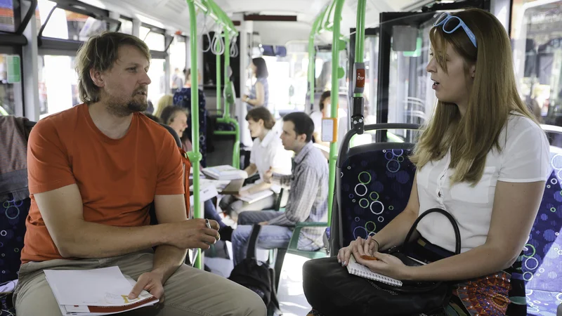 Fotografija: Pred nekaj leti so na ljubljanski univerzi organizirali hitre zmenke kar na Kongresnem trgu in na mestnih avtobusih. FOTO Jože Suhadolnik