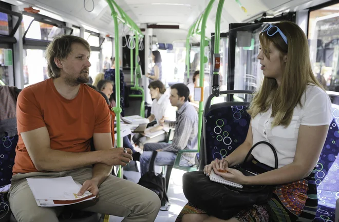 Pred nekaj leti so na ljubljanski univerzi organizirali hitre zmenke kar na Kongresnem trgu in na mestnih avtobusih. FOTO Jože Suhadolnik