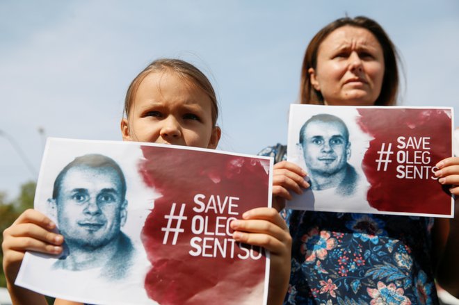 Režiserjevi podporniki zahtevajo njegovo izpustitev. FOTO: REUTERS/Valentyn Ogirenko