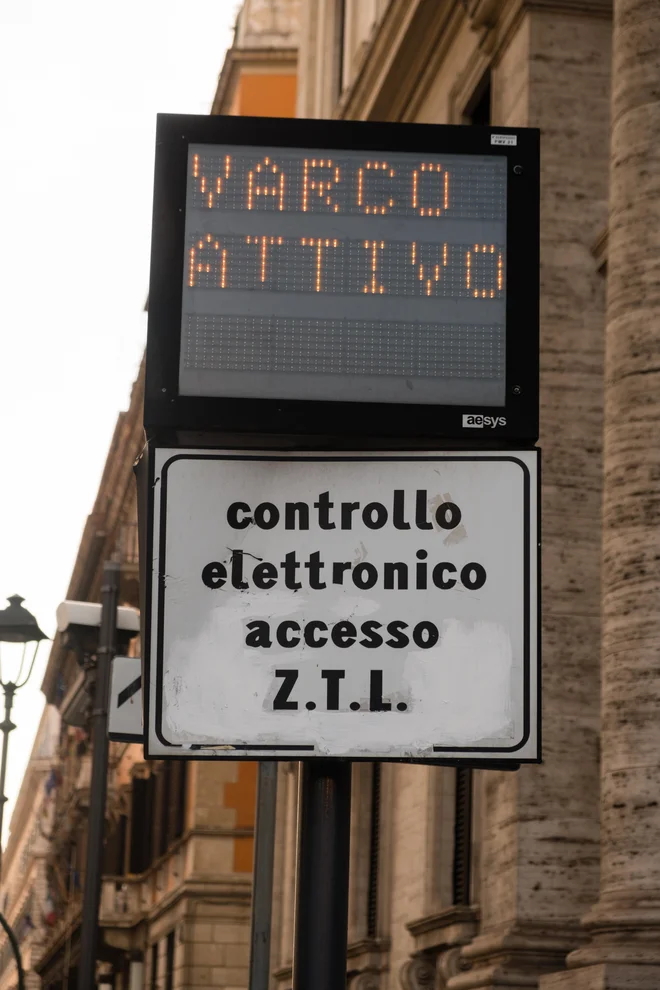 Tudi italijanska mesta postajajo nedostopna za avtomobile s starejšimi motorji. Foto Shutterstock