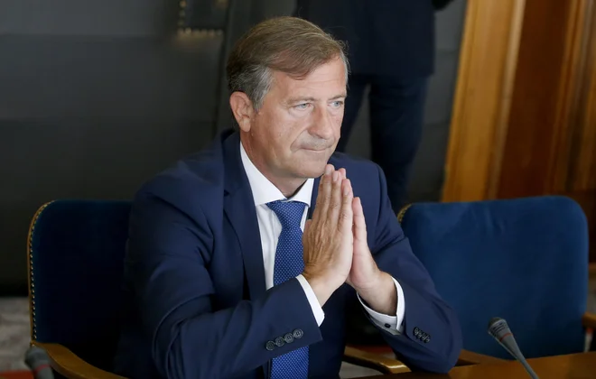 Minister za obrambo Karl Erjavec opozarja, da se kibernetskih nevarnosti ne zavedmao dovolj. Foto Roman Šipić