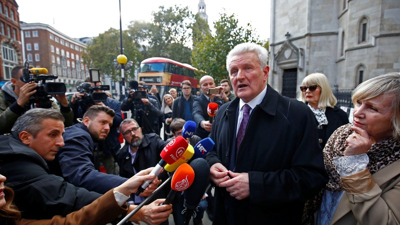 Fotografija: Ivica Todorić v pogovoru z novinarji po tem, ko je sodišče odločilo, da bo izročen na Hrvaško. FOTO: REUTERS/Henry Nicholls