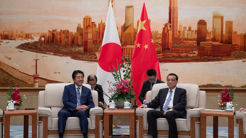 Fotografija: Tema pogovorov med japonskim in kitajskim premierom Šinzom Abejem (levo) in Li Keqiangom bodo boj proti protekcionizmu in varnostne razmere na Korejskem polotoku. FOTO: AFP