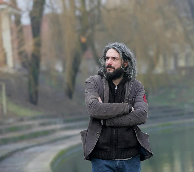 Tomi Janežič se je po desetih letih uspešnega ustvarjanja v tujini vrnil na oder Mladinskega gledališča z deset ur trajajočo predstavo&nbsp; z naslovom<em>&nbsp; še ni naslova. </em>FOTO: Blaž Samec/Delo
