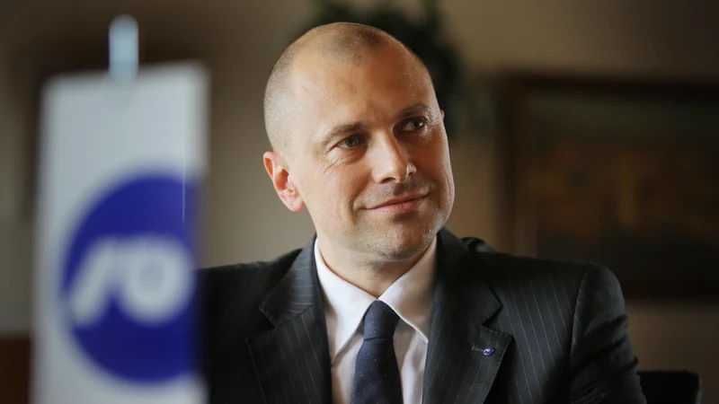 Fotografija: Predsednik uprave NLB je očitno prepričan, da je njegova banka dobra naložba. FOTO Jože Suhadolnik