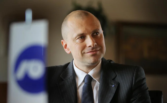 Predsednik uprave NLB je očitno prepričan, da je njegova banka dobra naložba. FOTO Jože Suhadolnik