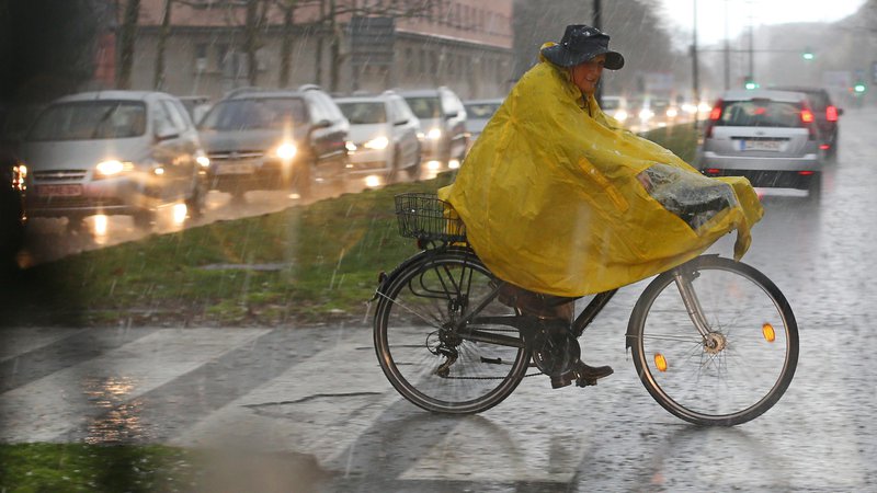 Fotografija: Deževje bo zajelo tudi Ljubljano, kar bo še bolj kot kolesarje zmotilo tekače, saj ta konec tedna v slovenski prestolnici poteka ljubljanski maraton. FOTO: Tomi Lombar