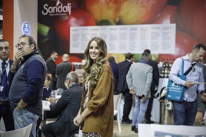 Theresa Sandalj bi lahko zapeljevala z reklame za kavo, a ima pomembnejše delo. Je lastnica največjega tržaškega uvoznika surove kave Sandalj trading company. Foto: Uroš Hočevar