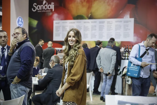 Theresa Sandalj bi lahko zapeljevala z reklame za kavo, a ima pomembnejše delo. Je lastnica največjega tržaškega uvoznika surove kave Sandalj trading company. Foto: Uroš Hočevar