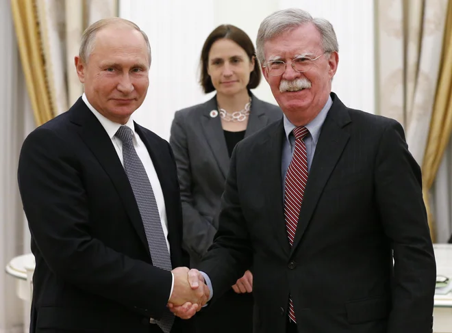 Svetovalec za nacionalno varnost John Bolton (desno, levo ruski predsednik Vladimir Putin) je ta teden v Moskvi razlagal, zakaj se bodo ZDA umaknile iz sporazuma o prepovedi jedrskih izstrelkov kratkega in srednjega dosega. Foto AP