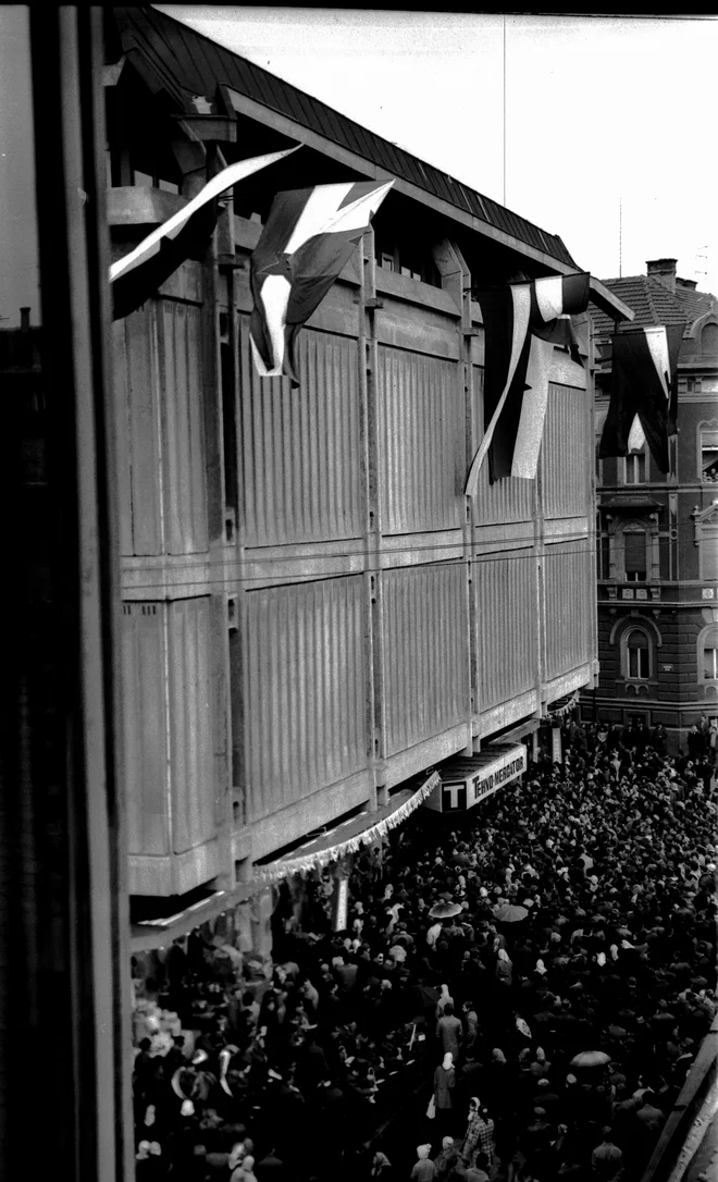 Ob odprtju veleblagovnice T leta 1971 se je zbralo več tisoč obiskovalcev. FOTO: arhiv MNZC