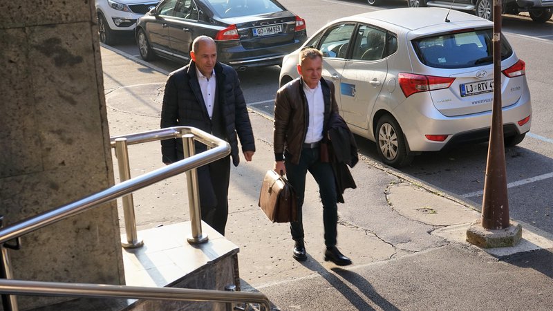 Fotografija: Obtoženi Janez Janša in odvetnik Franci Matoz se morata v ponedeljek spet zglasiti na celjskem sodišču. FOTO: Brane Piano