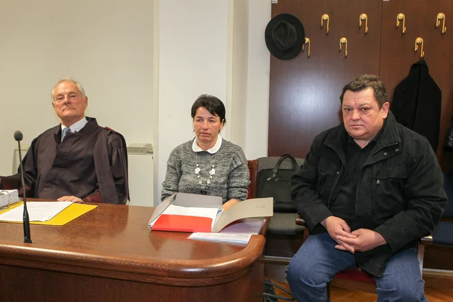 Urška Trotovšek in oče Damjan Ojsteršek v družbi odvetnika Andreja Pitaka FOTO: Marko Feist