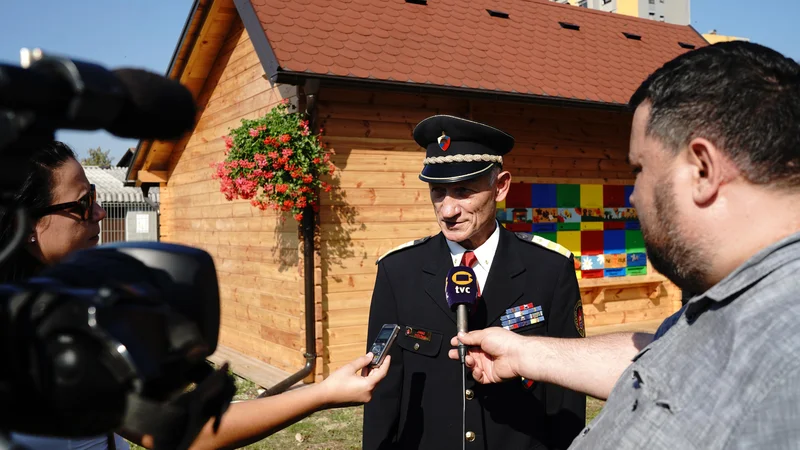 Fotografija: Janku Požežniku očitajo tudi to, da je novi gasilski čebelnjak (v ozadju) postavil za točno toliko denarja, da ni bilo treba objaviti javnega razpisa. FOTO: Gregor Katič