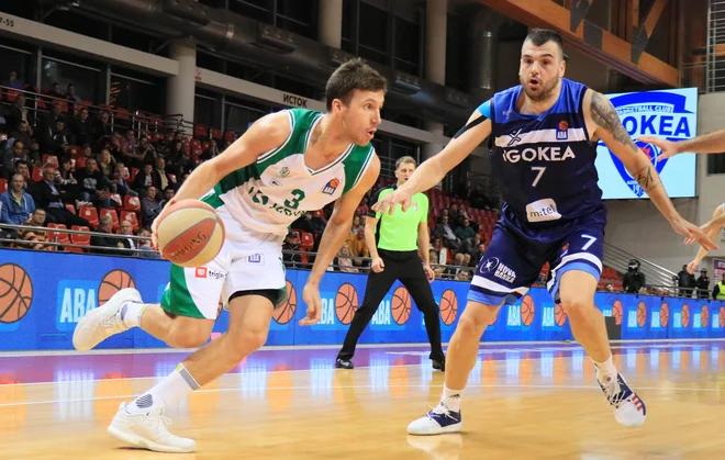 Blaž Mahkovic (z žogo) v Laktaših ni bil kos Savi Lešiću. FOTO: ABA