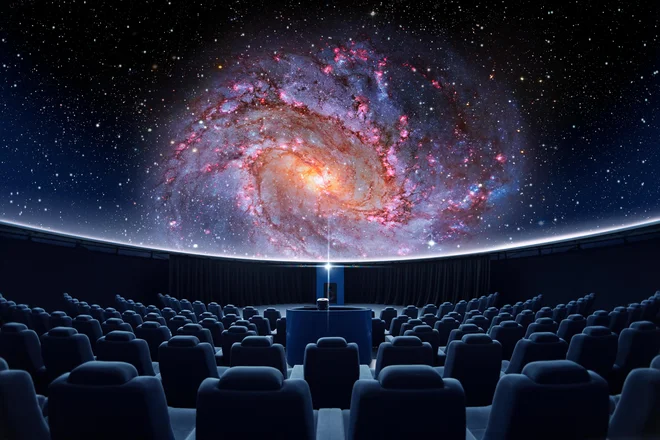Digitalni planetarij obiskovalcem omogoča potovanje skozi vesolje, prejšnjo soboto pa so si obiskovalci lahko ogledali prvo predstavo v slovenskem jeziku. FOTO: Shutterstock