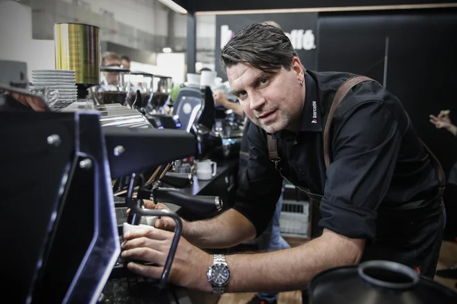 Gašper Trpin, specialist za espresso v podjetju Barcaffe, druge bariste uči priprave espressa. Foto: Uroš Hočevar<br />