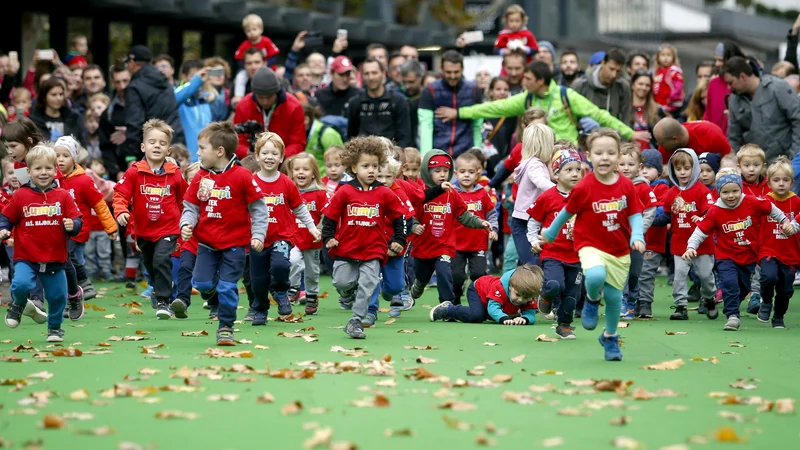 Fotografija: Najmlajši tekači so z Lumpi tekom odprli 23. Volkswagen Ljubljanski maraton. FOTO: Roman Šipić/Delo