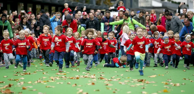 Najmlajši tekači so z Lumpi tekom odprli 23. Volkswagen Ljubljanski maraton. FOTO: Roman Šipić/Delo