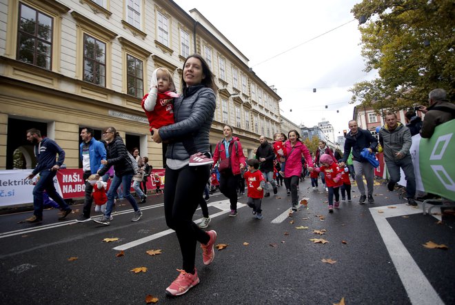 Najmlajši tekači so z Lumpi tekom odprli 23. Volkswagen Ljubljanski maraton. FOTO: Roman Šipić/Delo