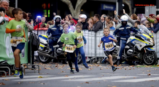 Najmlajši tekači so z Lumpi tekom odprli 23. Volkswagen Ljubljanski maraton. FOTO: Roman Šipić/Delo
