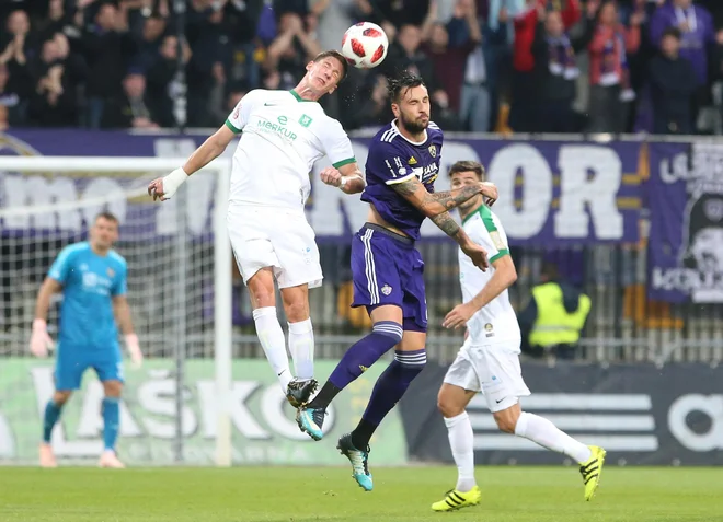 Andrej Vombergar (levo) je v Ljudskem vrtu doma. Ljubljanski napadalec je še na svojem drugem gostovanju v Mariboru zabil gol in bil resnično največji zeleno-beli bojevnik. FOTO: Tadej Regent/Delo