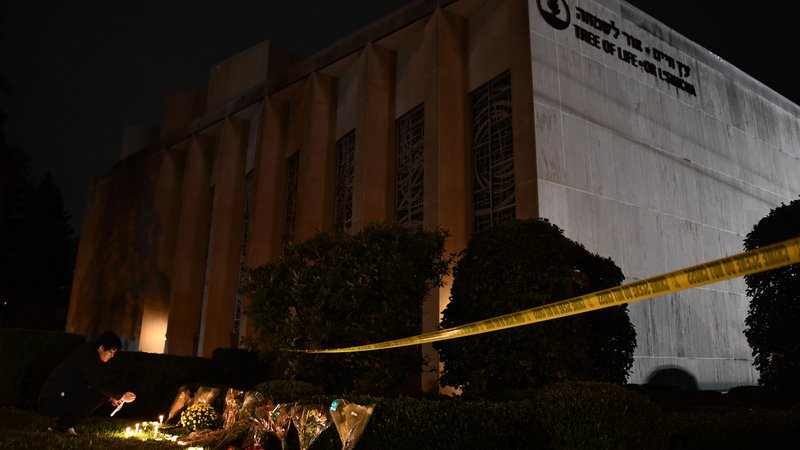 Fotografija: Strelski napad v sinagogi Tree of Life v Pittsburghu se je zgodil med obredom ob imenovanju novorojenega otroka. Na srečo med žrtvami ni otrok. FOTO: AFP